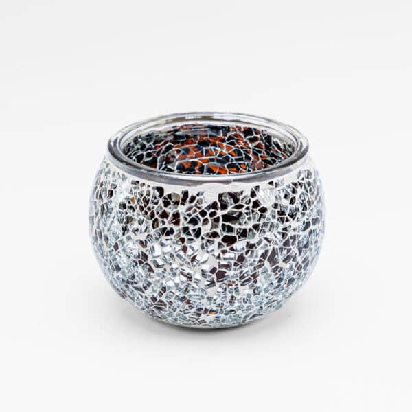 Theelichthouder zwart 9 CM DORSETTO: Een ronde glazen kandelaar met een mozaïek van kleine, onregelmatige spiegeltjes die het licht weerkaatsen; de gladde, donkere binnenkant contrasteert met de sprankelende buitenkant op een witte achtergrond.