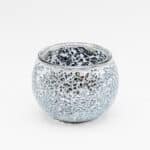 Een ronde, zwarte glazen theelichthouder (Theelichthouder zwart 9 CM DORSETTO) met een stijlvol craquelémotief, prachtig weergegeven op een witte achtergrond.