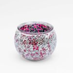 Theelichthouder 9 cm DORSETTO paars: een ronde glazen kandelaar met een ingewikkeld paars mozaïekpatroon dat de hele buitenkant bedekt, waardoor een elegant, glanzend en reflecterend oppervlak ontstaat.