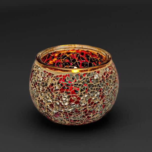 Theelichthouder 9 cm DORSETTO paars is een ronde glazen kandelaar met een levendig paars mozaïekpatroon op een zwarte achtergrond, met reflecterende details voor een opvallende en decoratieve look.