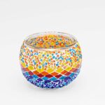 Theelichthouder 3 colormix 9 CM Dorsetto: een ronde glazen houder versierd met levendige rode, oranje, gele, blauwe en paarse mozaïeksteentjes en kralen in kleurrijke patronen op een witte achtergrond.