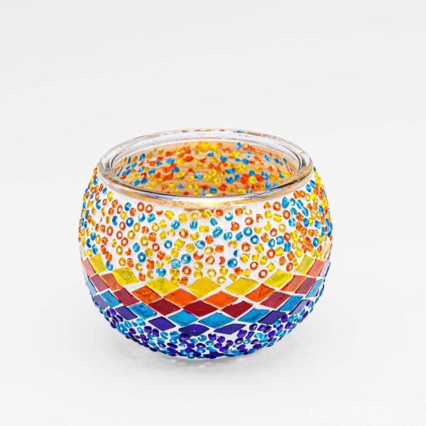 Theelichthouder 3 colormix 9 CM Dorsetto: een ronde glazen houder versierd met levendige rode, oranje, gele, blauwe en paarse mozaïeksteentjes en kralen in kleurrijke patronen op een witte achtergrond.