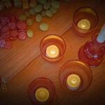 kaarsjes in glazen houders bij een borrelplank