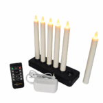 De Oplaadbare LED dinerkaarsen set bevat 6 oplaadbare 197mm kaarsen (130 uur, warm wit), een zwarte oplaadbasis, afstandsbediening, witte adapter, en straalt een gezellige warm witte gloed uit.