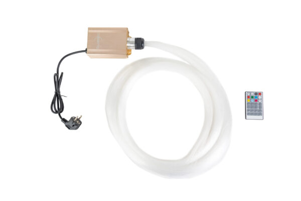 De Sterrenhemel RGB 400 sterren met afstandsbediening set bestaat uit een netsnoer, heldere glasvezelstrengen en een compacte afstandsbediening, afgebeeld op een witte achtergrond.