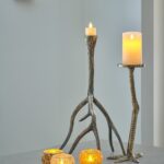 kaarsen en waxinelichtjes van dorsetto op houder goud kleurig op een tafel