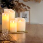 kaarsen set van dorsetto op goud kleurige onderzetter op tafel