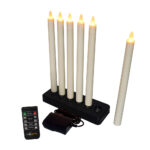 Set van 6 LED dinerkaarsen 270mm oplaadbaar (130 uur warm wit) op een zwarte voet, inclusief afstandsbediening en adapter. Er wordt ook een extra kaars meegeleverd, alles gerangschikt om op een menora te lijken.
