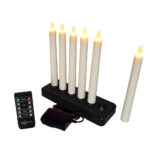 De Oplaadbare LED dinerkaarsen set bestaat uit zes 197 mm warmwitte oplaadbare kaarsen (130 uur), een zwarte oplaadbasis, afstandsbediening en voedingsadapter, weergegeven met één extra kaars op een witte achtergrond.
