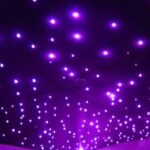 Een donker plafond fonkelt met 180 gloeiende lampjes, waardoor een sterrennachteffect ontstaat, dankzij de LED Sterrenhemel RGB hoge kwaliteit met afstandsbediening.