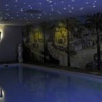 Een binnenzwembad heeft een muurschildering van verlichte gebouwen en bomen, een wit standbeeld en een betoverende LED Sterrenhemel (400 sterren) met 4,5 meter lange glasvezelkabels die een gloeiend stereffect op het plafond creƫren.