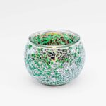 Theelichthouder DORSETTO 9 cm donker groen: een ronde glazen kandelaar met groene, zilveren en heldere mozaïekstukjes die een sprankelend patroon vormen, tegen een effen witte achtergrond.