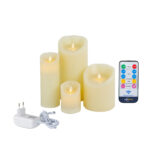 De LED wax kaarsen set 4 kaarsen warm wit oplaadbaar DORSETTO heeft vier oplaadbare vlamloze kaarsen in verschillende hoogtes, een witte voedingsadapter met snoer en een afstandsbediening, allemaal weergegeven op een witte achtergrond.