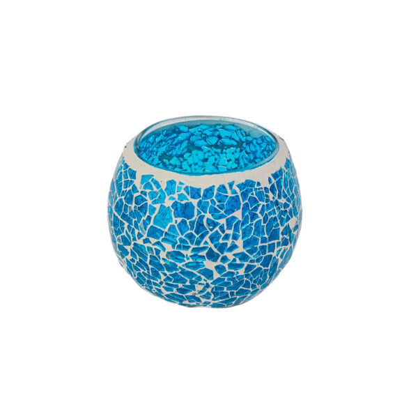 De Waxinelichthouder 8,5 CM Dorsetto mozaïek blauw heeft helderblauwe mozaïekstukjes met wit voegsel, waardoor een prachtig ontwerp ontstaat tegen een witte achtergrond.