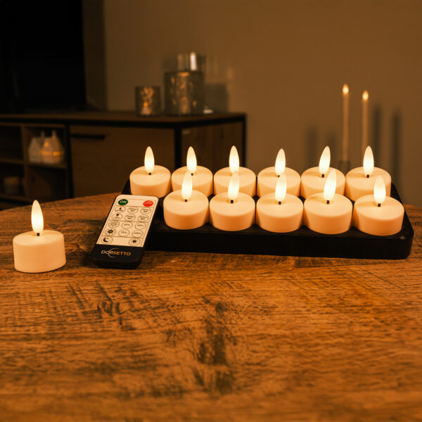 Twaalf Oplaadbare waxinelichtjes met realistische 3D vlammen, 140 branduren en afstandsbediening staan op een houten tafel en geven een zachte, gezellige gloed op de achtergrond.