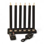 Set van 6 oplaadbare Dinerkaarsen donker grijs 250 mm met dimfunctie en timer, gerangschikt in een rechthoekige zwarte houder. Inclusief afstandsbediening en plug-in adapter.