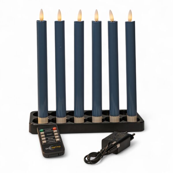 Zes donkergrijze Led dinerkaarsen 250mm oplaadbare kaarsen (set van 6, dimbaar en met timer) staan in een zwarte houder. Een afstandsbediening en stroomadapter liggen ervoor, alles tegen een witte achtergrond.