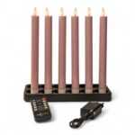 Set van 6 Dinerkaarsen donker grijs 250 mm oplaadbare, dimbare kaarsen met timer in zwarte rechthoekige houder, inclusief afstandsbediening en adapter, gepresenteerd op een witte achtergrond.