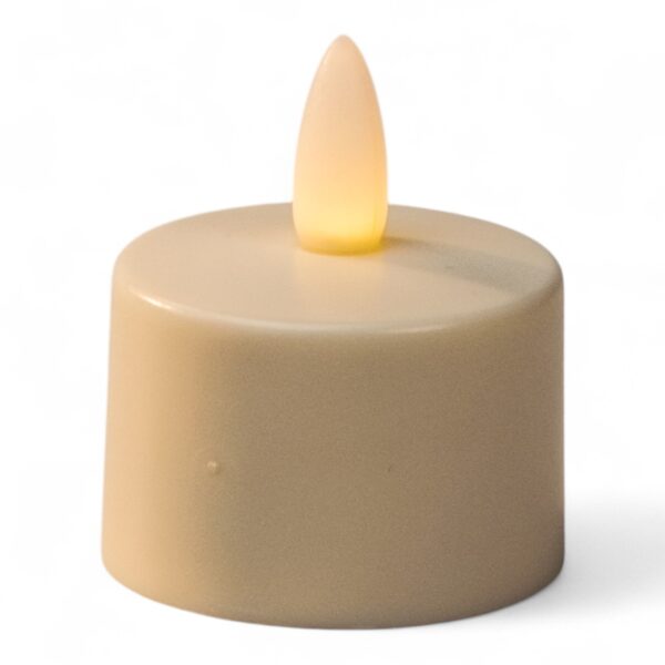 Een kleine, beige, LED waxinelichtje op batterijen met een ronde basis en een gloeiende plastic vlam bovenop, tegen een effen witte achtergrond.