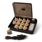 De Oplaadbare waxinelichtjes beige set bevat 12 oplaadbare theelichtjes met een brandtijd tot 400 uur, een afstandsbediening, een oplaaddoosje en een zwarte voedingsadapter.