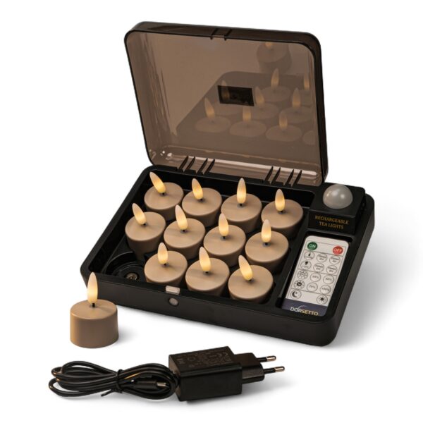 De Oplaadbare waxinelichtjes beige set bevat 12 oplaadbare theelichtjes met een brandtijd tot 400 uur, een afstandsbediening, een oplaaddoosje en een zwarte voedingsadapter.