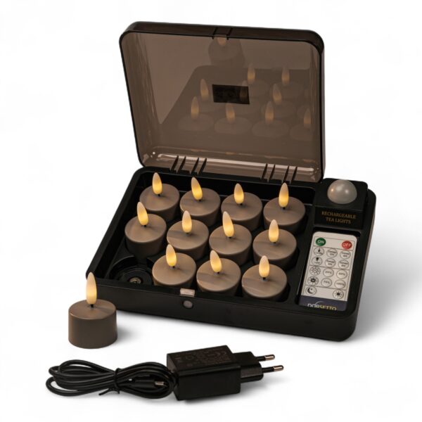 Een set van 12 oplaadbare Charleston Grey oplaadbare waxinelichtjes met een brandtijd tot 400 uur, afstandsbediening, oplaaddoos, één kaars buiten de doos en een zwarte voedingsadapter aan de voorkant.