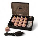 De set bevat 12 roze oplaadbare waxinelichtjes (tot 400 uur brandduur), een afstandsbediening en adapter in een zwart oplaaddoosje. Eén waxinelichtje is afgebeeld buiten het doosje. Elk lampje heeft een klein, realistisch vlamvormig peertje.