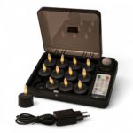 De Oplaadbare waxinelichtjes zwart set bevat 12 oplaadbare LED theelichtjes (tot 400 branduren), een zwarte opbergkoffer, afstandsbediening, oplaadadapter en USB-kabel. Eén waxinelichtje en de kabel worden buiten het doosje weergegeven zodat je ze gemakkelijk kunt zien.