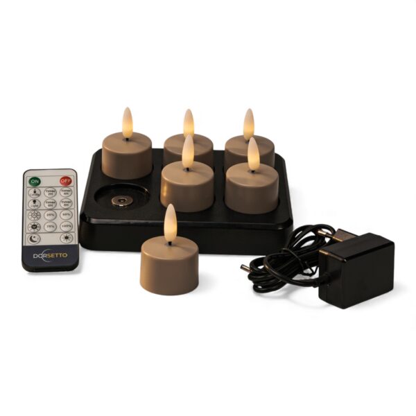De Oplaadbare waxinelichtjes beige set bevat 6 oplaadbare waxinelichtjes (tot 400 uur brandtijd) met een afstandsbediening en oplaadbasis.